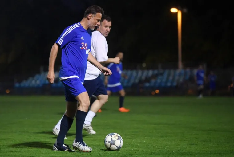 HDZ-ovci po blatnjavom terenu zaigrali nogomet protiv 'Zvijezda': 'Nema prljave igre, samo korektno'