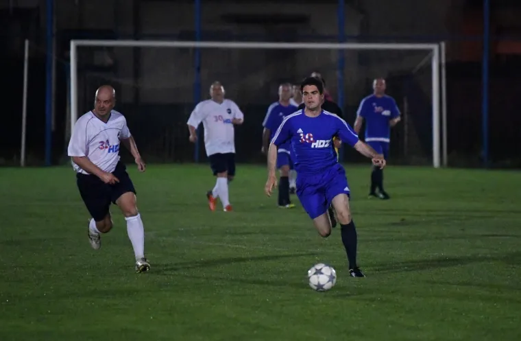 HDZ-ovci po blatnjavom terenu zaigrali nogomet protiv 'Zvijezda': 'Nema prljave igre, samo korektno'