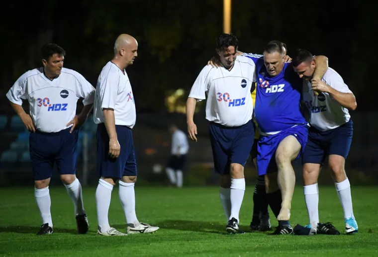 HDZ-ovci po blatnjavom terenu zaigrali nogomet protiv 'Zvijezda': 'Nema prljave igre, samo korektno'