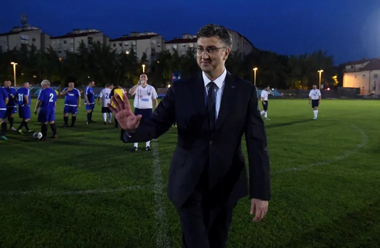 HDZ-ovci po blatnjavom terenu zaigrali nogomet protiv 'Zvijezda': 'Nema prljave igre, samo korektno'