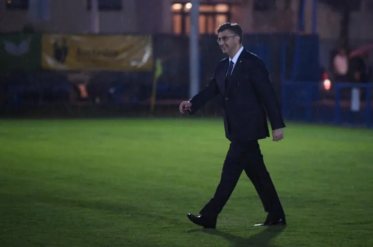 HDZ-ovci po blatnjavom terenu zaigrali nogomet protiv 'Zvijezda': 'Nema prljave igre, samo korektno'