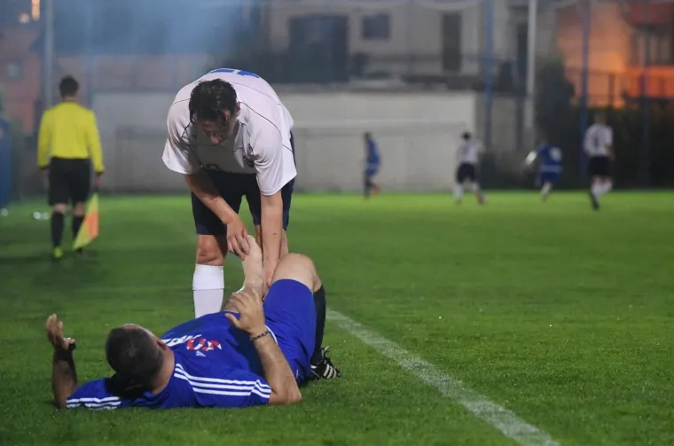 HDZ-ovci po blatnjavom terenu zaigrali nogomet protiv 'Zvijezda': 'Nema prljave igre, samo korektno'