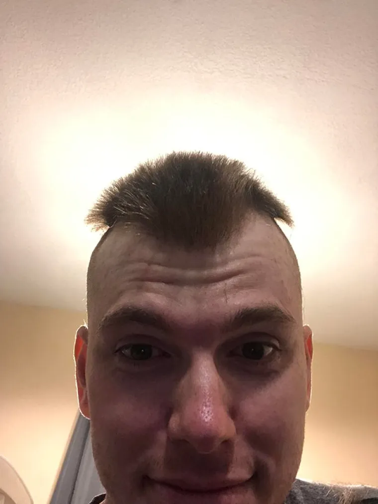 HODAJUĆI DOKAZ ZA&Scaron;TO JE OPASNO NALJUTITI FRIZERE: Ma&scaron;u o&scaron;trim predmetima oko va&scaron;eg vrata, ali to nije najgore...