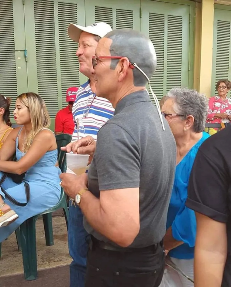 HODAJUĆI DOKAZ ZA&Scaron;TO JE OPASNO NALJUTITI FRIZERE: Ma&scaron;u o&scaron;trim predmetima oko va&scaron;eg vrata, ali to nije najgore...