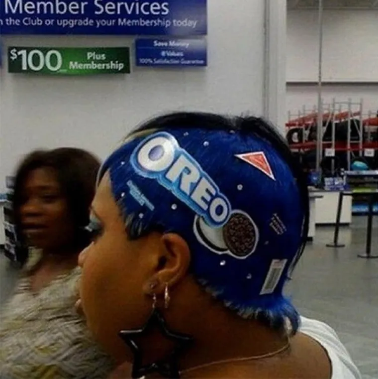 HODAJUĆI DOKAZ ZA&Scaron;TO JE OPASNO NALJUTITI FRIZERE: Ma&scaron;u o&scaron;trim predmetima oko va&scaron;eg vrata, ali to nije najgore...