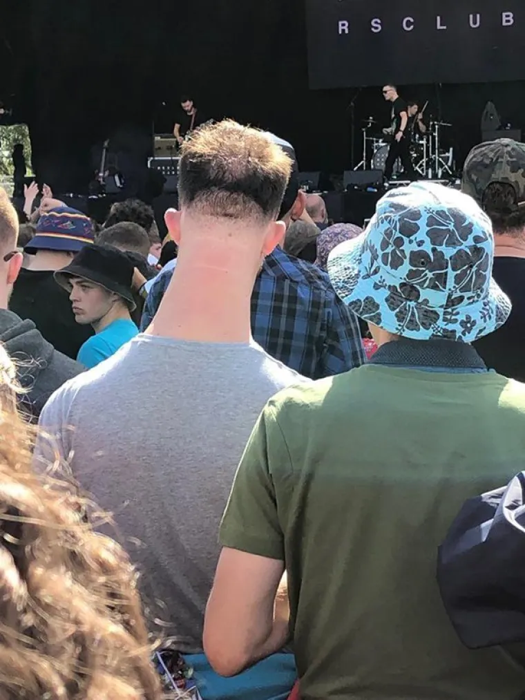 HODAJUĆI DOKAZ ZA&Scaron;TO JE OPASNO NALJUTITI FRIZERE: Ma&scaron;u o&scaron;trim predmetima oko va&scaron;eg vrata, ali to nije najgore...