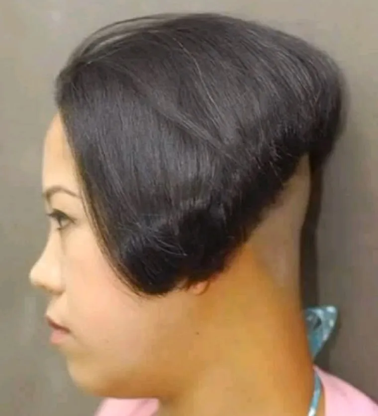 HODAJUĆI DOKAZ ZA&Scaron;TO JE OPASNO NALJUTITI FRIZERE: Ma&scaron;u o&scaron;trim predmetima oko va&scaron;eg vrata, ali to nije najgore...