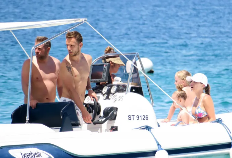 &Scaron;olta - Hrvatski nogometni reprezentativac Ivan Rakitić s obitelji uživa na ljetovanju na jadranskoj obali. Photo: Ivo Čagalj/PIXSELL