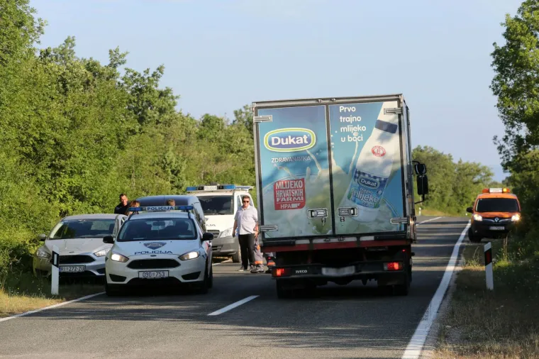 TE&Scaron;KA PROMETNA NESREĆA NA KRKU: Dostavnim vozilom naletio na pje&scaron;aka i usmrtio ga