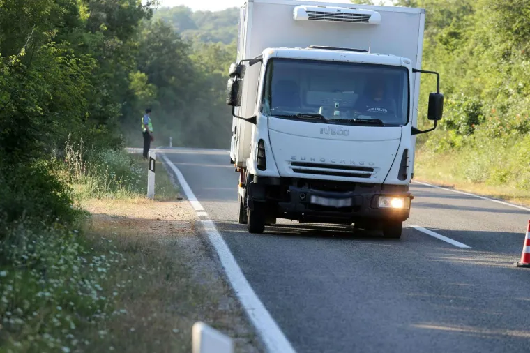 TE&Scaron;KA PROMETNA NESREĆA NA KRKU: Dostavnim vozilom naletio na pje&scaron;aka i usmrtio ga