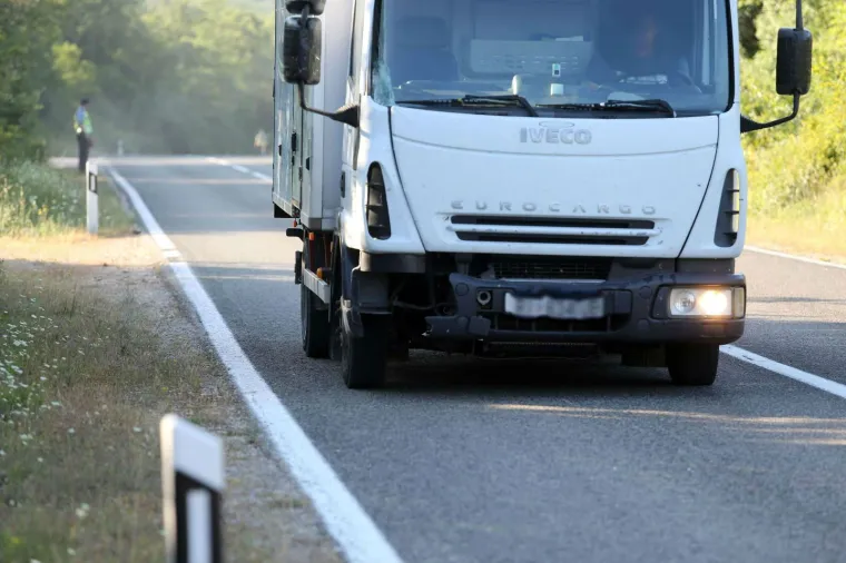 TE&Scaron;KA PROMETNA NESREĆA NA KRKU: Dostavnim vozilom naletio na pje&scaron;aka i usmrtio ga