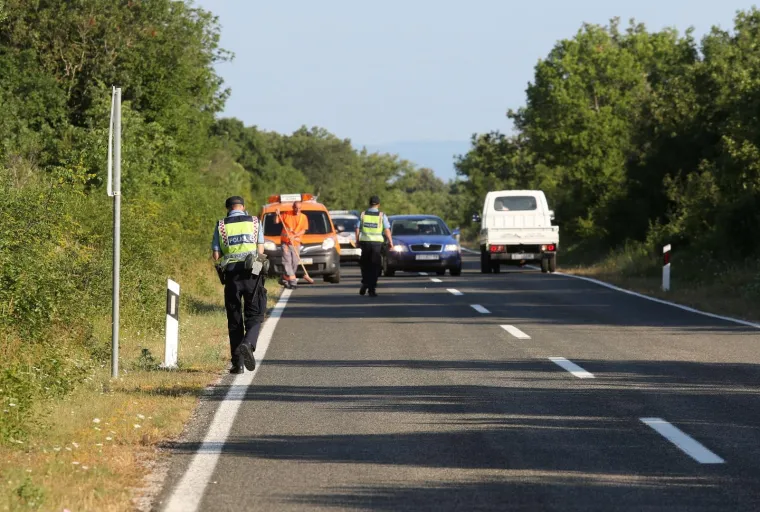 TE&Scaron;KA PROMETNA NESREĆA NA KRKU: Dostavnim vozilom naletio na pje&scaron;aka i usmrtio ga