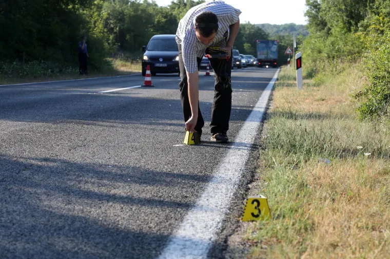TE&Scaron;KA PROMETNA NESREĆA NA KRKU: Dostavnim vozilom naletio na pje&scaron;aka i usmrtio ga