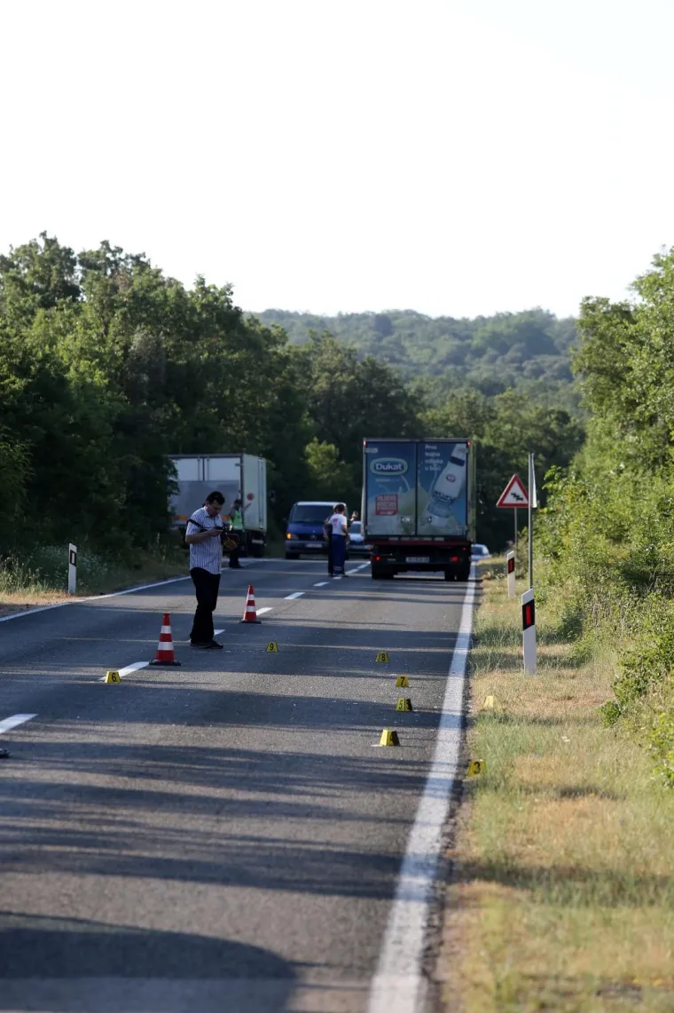 TE&Scaron;KA PROMETNA NESREĆA NA KRKU: Dostavnim vozilom naletio na pje&scaron;aka i usmrtio ga
