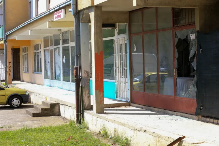 Eksplozija &scaron;okirala Vinkovčane! Raznesen balkon na zgradi, o&scaron;tećena vozila, jedna osoba ozlijeđena