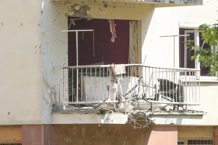 Eksplozija &scaron;okirala Vinkovčane! Raznesen balkon na zgradi, o&scaron;tećena vozila, jedna osoba ozlijeđena