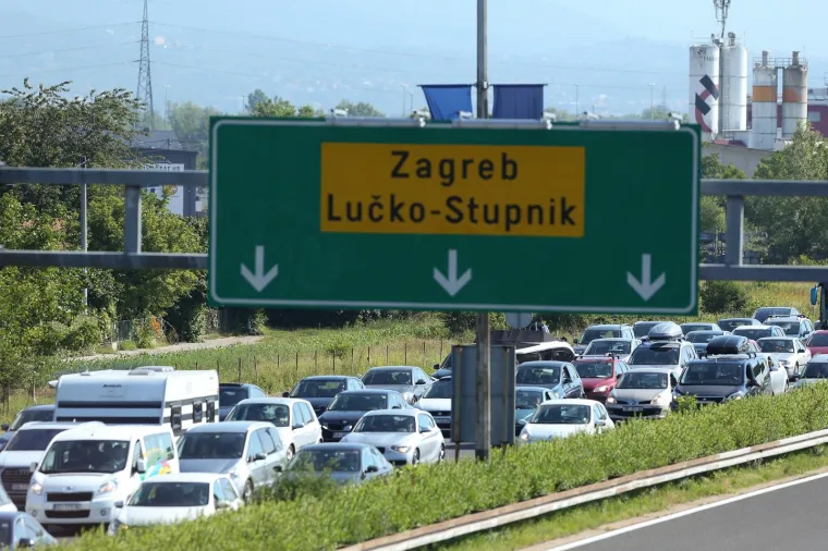 Gužve na cestama diljem Hrvatske, kilometarske kolone na naplatnim kućicama