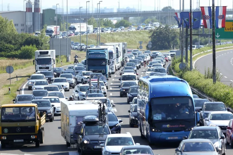 Gužve na cestama diljem Hrvatske, kilometarske kolone na naplatnim kućicama