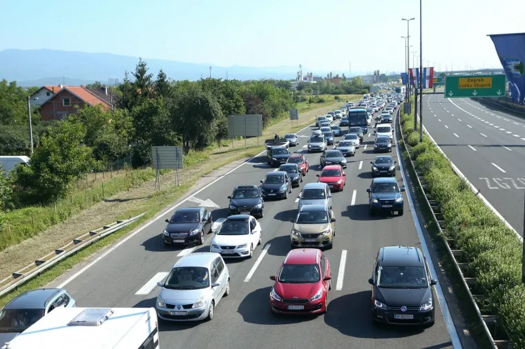 Gužve na cestama diljem Hrvatske, kilometarske kolone na naplatnim kućicama