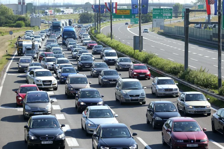 Gužve na cestama diljem Hrvatske, kilometarske kolone na naplatnim kućicama
