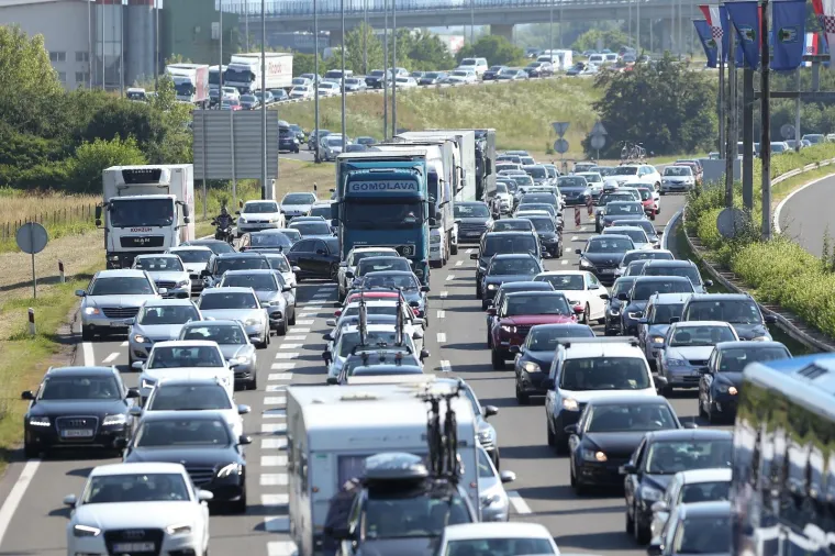 Gužve na cestama diljem Hrvatske, kilometarske kolone na naplatnim kućicama