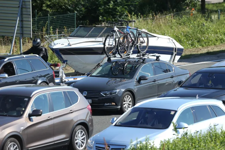 Gužve na cestama diljem Hrvatske, kilometarske kolone na naplatnim kućicama