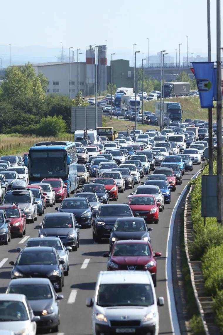 Gužve na cestama diljem Hrvatske, kilometarske kolone na naplatnim kućicama