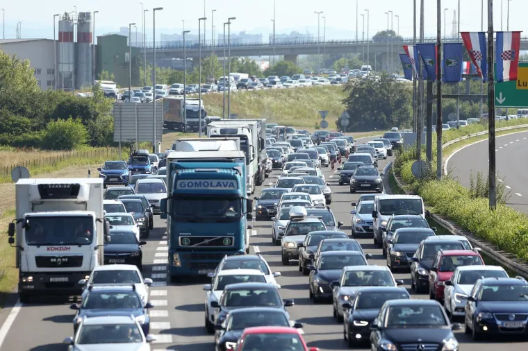 Gužve na cestama diljem Hrvatske, kilometarske kolone na naplatnim kućicama
