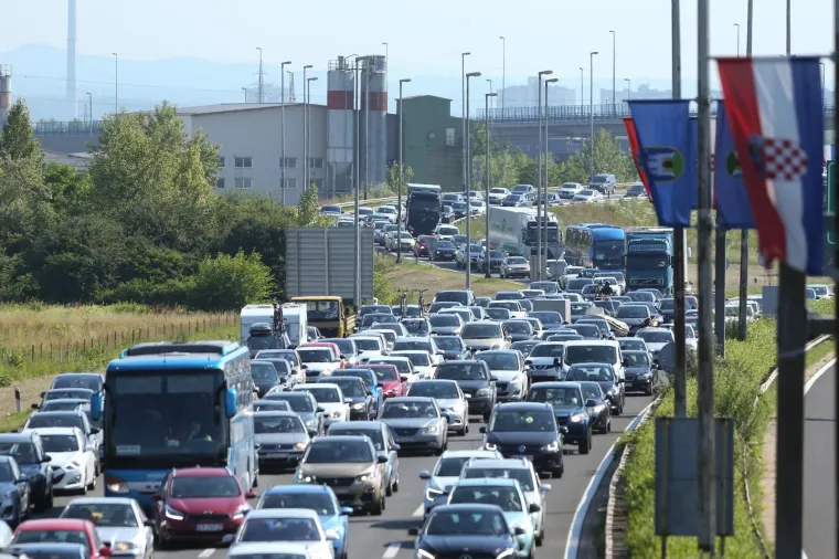Gužve na cestama diljem Hrvatske, kilometarske kolone na naplatnim kućicama