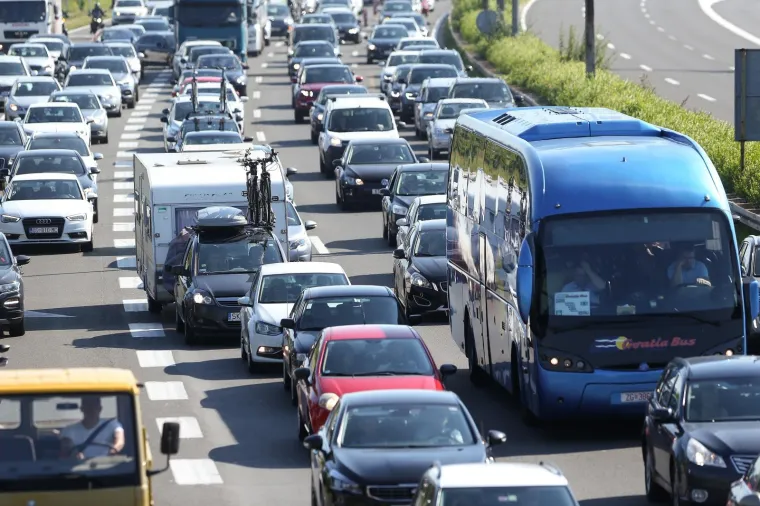 Gužve na cestama diljem Hrvatske, kilometarske kolone na naplatnim kućicama