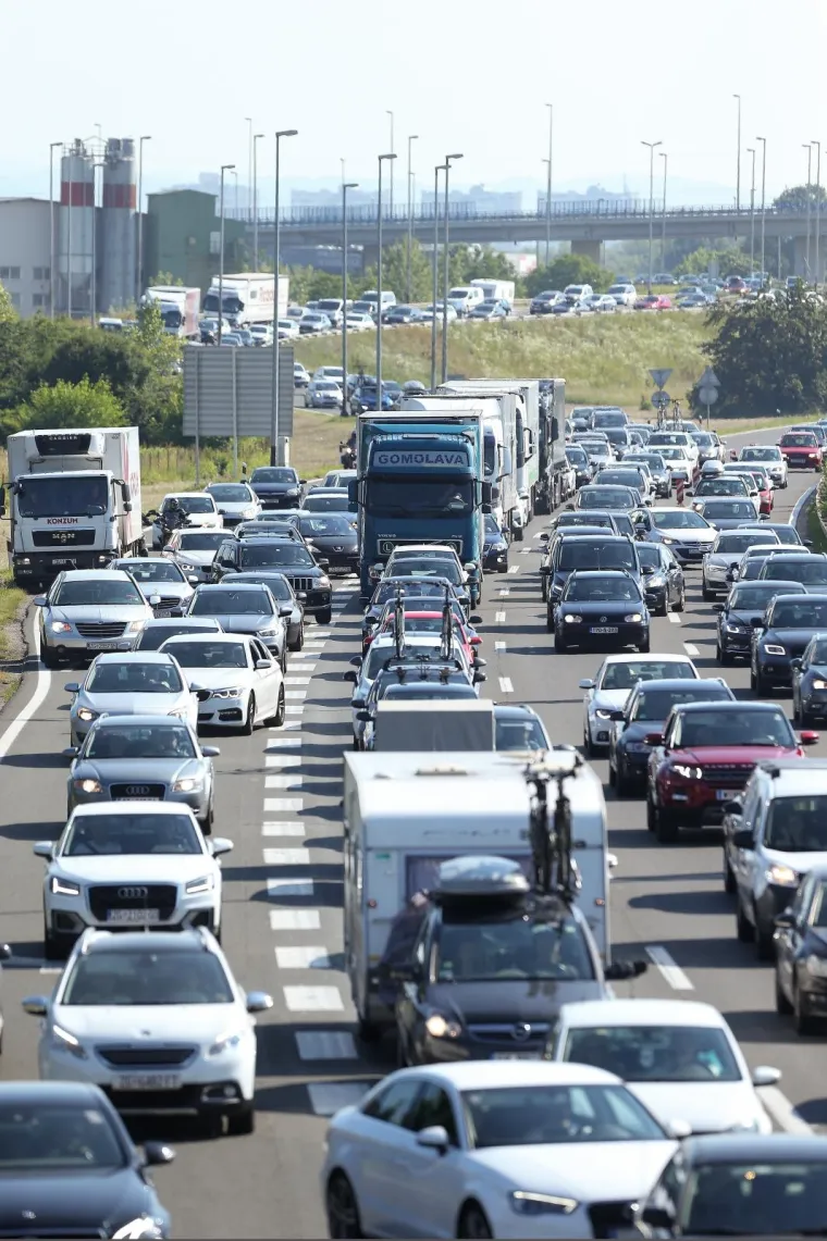 Gužve na cestama diljem Hrvatske, kilometarske kolone na naplatnim kućicama