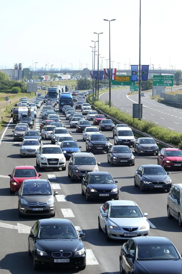 Gužve na cestama diljem Hrvatske, kilometarske kolone na naplatnim kućicama