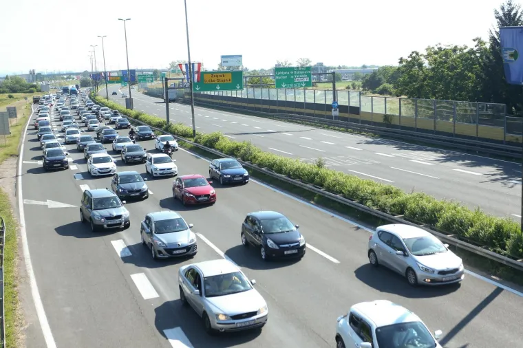 Gužve na cestama diljem Hrvatske, kilometarske kolone na naplatnim kućicama