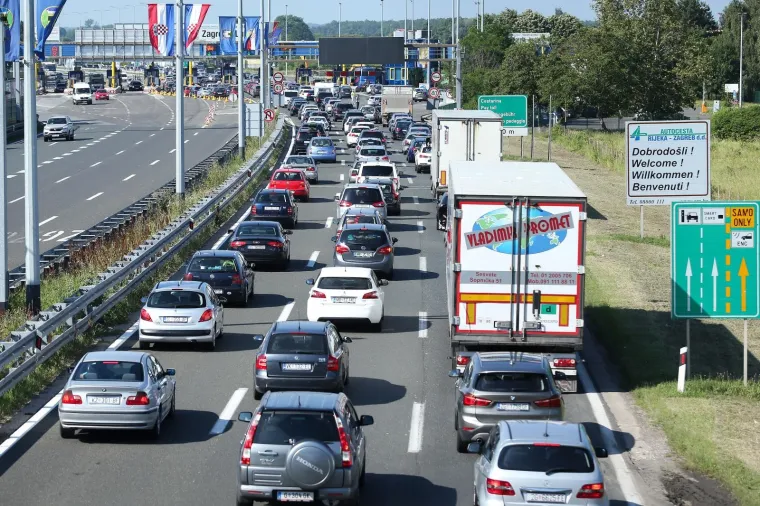 Gužve na cestama diljem Hrvatske, kilometarske kolone na naplatnim kućicama