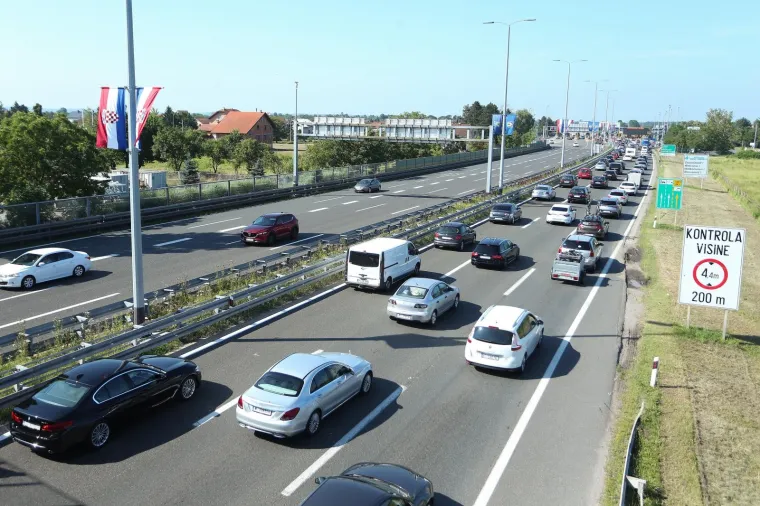 Gužve na cestama diljem Hrvatske, kilometarske kolone na naplatnim kućicama