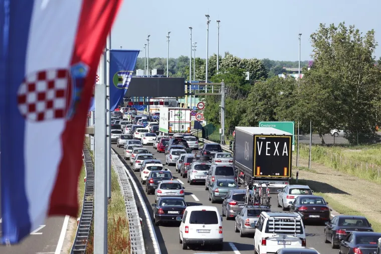 Gužve na cestama diljem Hrvatske, kilometarske kolone na naplatnim kućicama