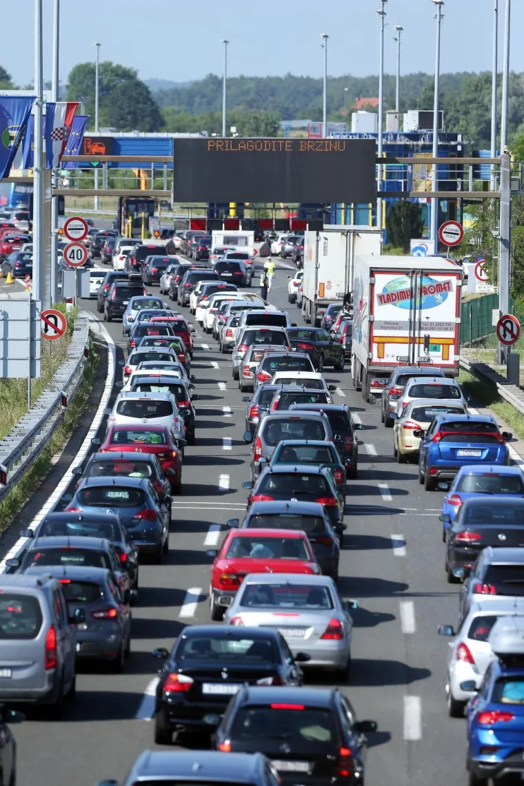 Gužve na cestama diljem Hrvatske, kilometarske kolone na naplatnim kućicama