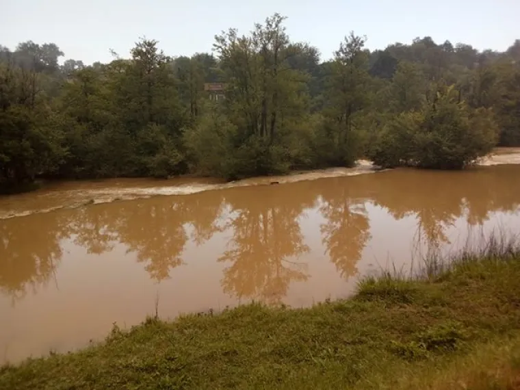 Ovo ne pamte ni najstariji stanovnici koji žive na obali Mrežnice: 'Pretvorila se u blatnu kaljužu'