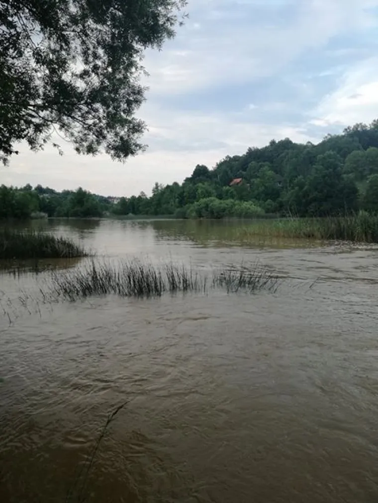 Ovo ne pamte ni najstariji stanovnici koji žive na obali Mrežnice: 'Pretvorila se u blatnu kaljužu'