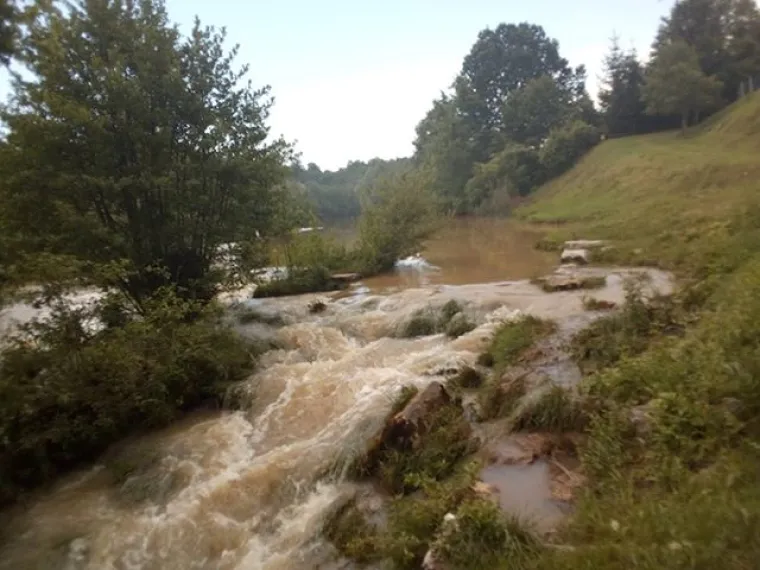 Ovo ne pamte ni najstariji stanovnici koji žive na obali Mrežnice: 'Pretvorila se u blatnu kaljužu'