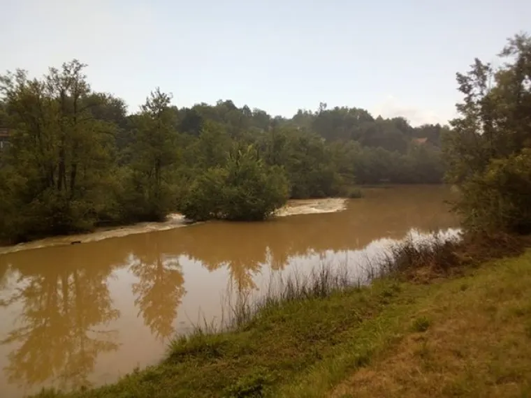 Ovo ne pamte ni najstariji stanovnici koji žive na obali Mrežnice: 'Pretvorila se u blatnu kaljužu'