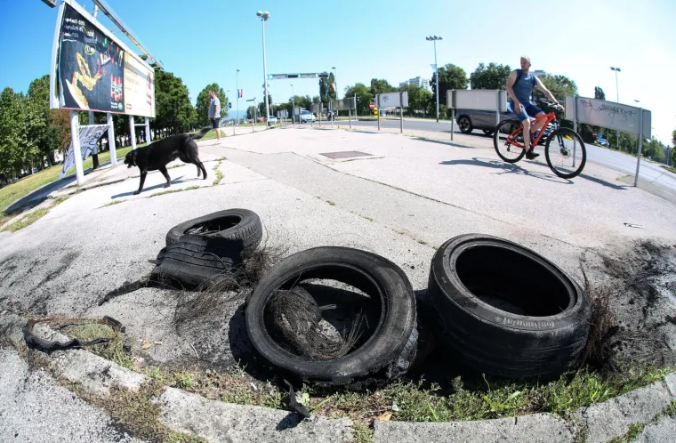 Na više lokacija u Novom Zagrebu zapaljene su automobilske gume uz koje stoji transparent "Ako ne odeš sad gorjet će (ZM) cijeli grad!"