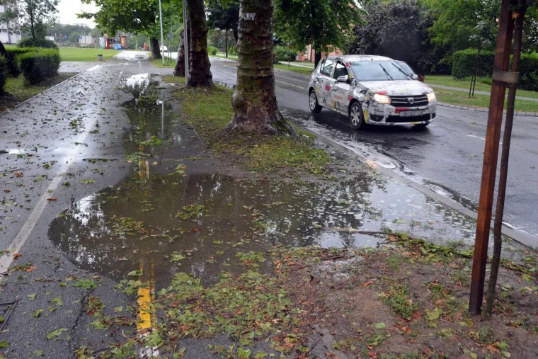 Slavonski Brod: Nevrijeme praćeno jakim vjetrom čupalo stabla i poplavilo ulice i podrume