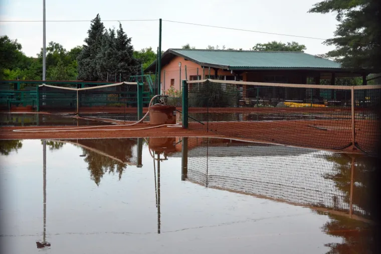 Slavonski Brod: Nevrijeme praćeno jakim vjetrom čupalo stabla i poplavilo ulice i podrume