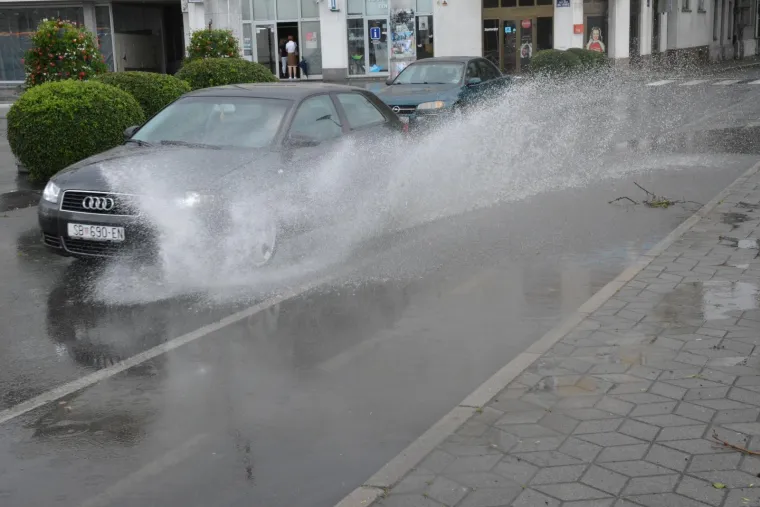 Slavonski Brod: Nevrijeme praćeno jakim vjetrom čupalo stabla i poplavilo ulice i podrume