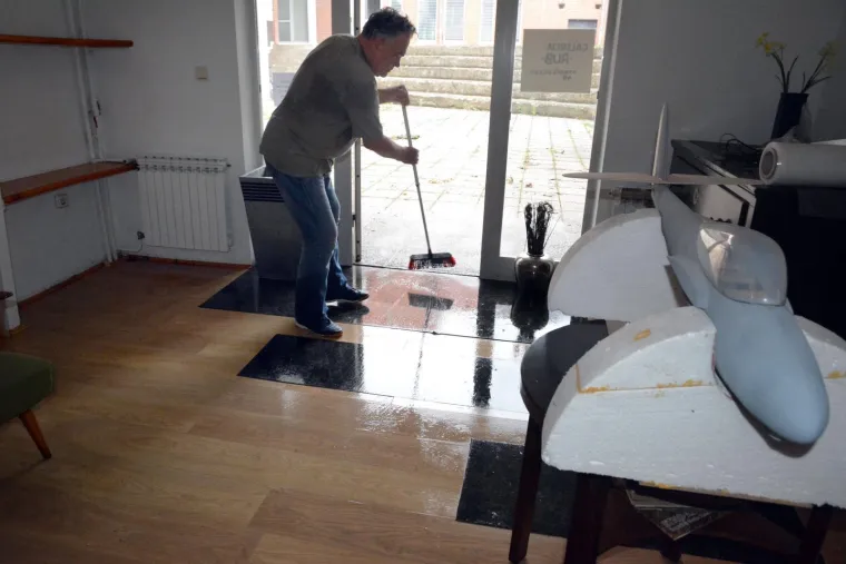 Slavonski Brod: Nevrijeme praćeno jakim vjetrom čupalo stabla i poplavilo ulice i podrume