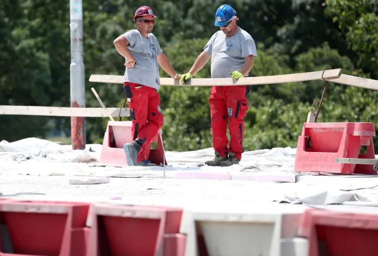 Dok jedni odmaraju na moru, drugi se znoje na vrelom asfaltu: Zagreb je i ovo ljeto postao veliko gradili&scaron;te