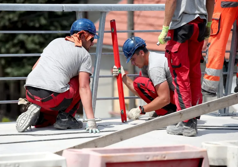 Dok jedni odmaraju na moru, drugi se znoje na vrelom asfaltu: Zagreb je i ovo ljeto postao veliko gradili&scaron;te