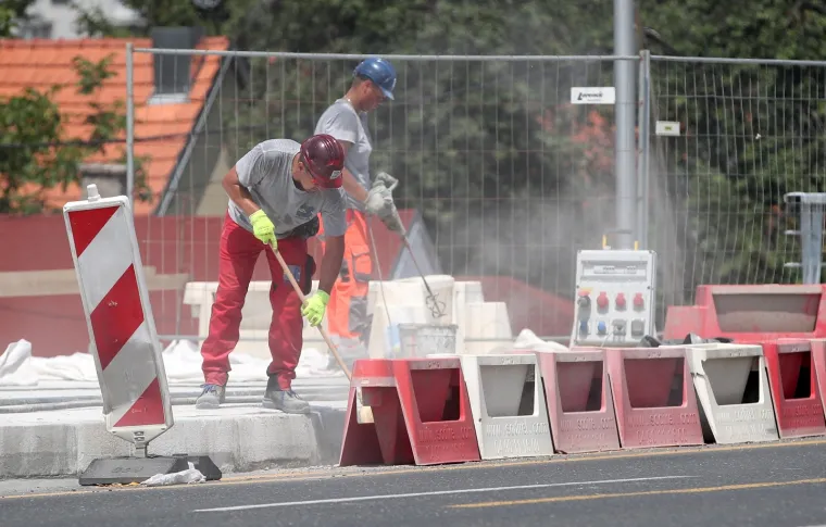 Dok jedni odmaraju na moru, drugi se znoje na vrelom asfaltu: Zagreb je i ovo ljeto postao veliko gradili&scaron;te