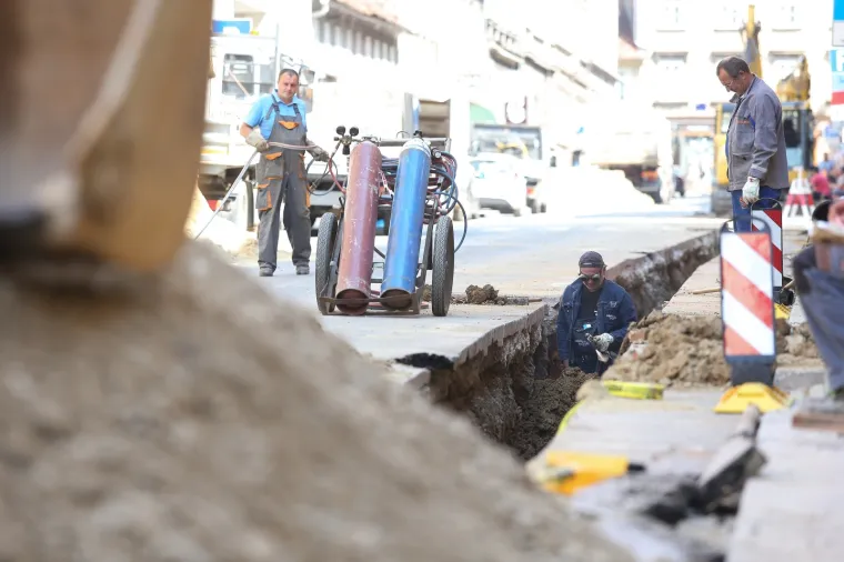 Dok jedni odmaraju na moru, drugi se znoje na vrelom asfaltu: Zagreb je i ovo ljeto postao veliko gradili&scaron;te